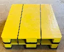 06_greenpallet_liso_3_patines_rack_amarillo.webp