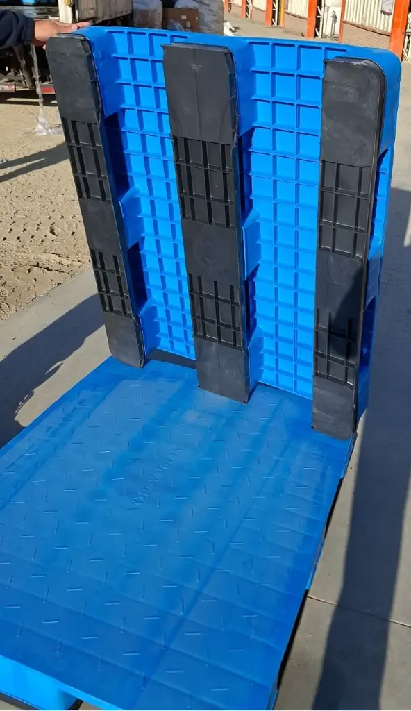 04_greenpallet_liso_3_patines_rack_azul.webp